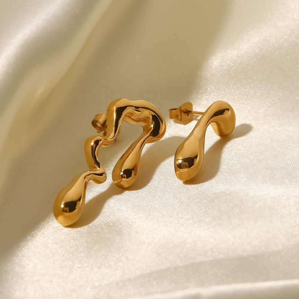 Aretes Dorados Ondulados Asimétricos