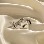 Aretes Dorados Ondulados Asimétricos