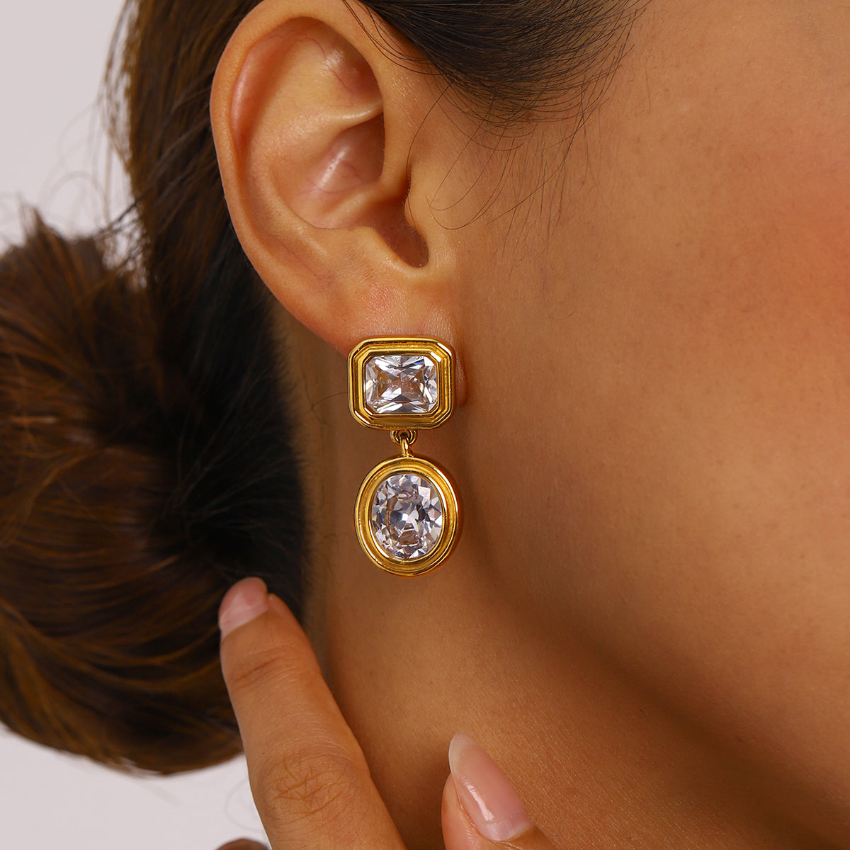Aretes Dorados Colgantes con Cristales Geométricos
