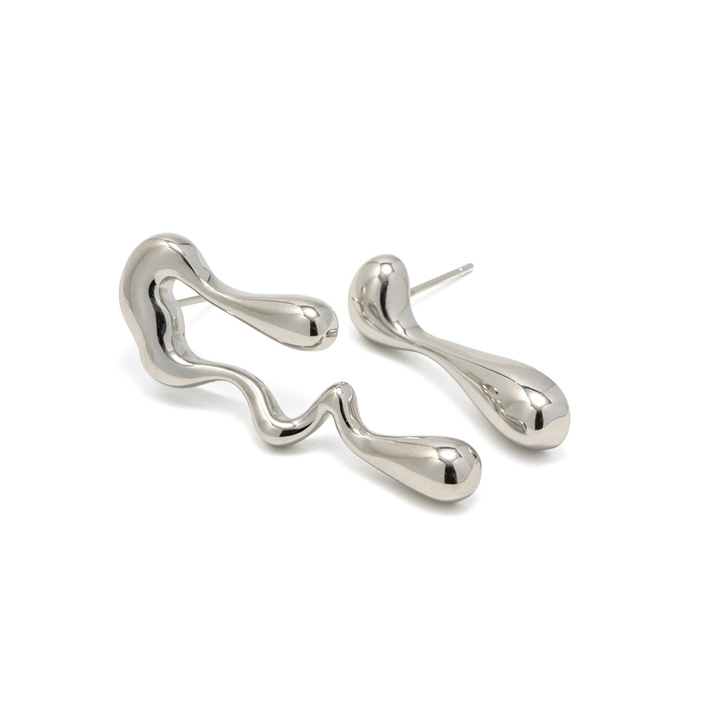 Aretes Dorados Ondulados Asimétricos