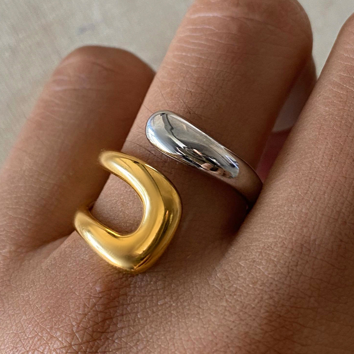 Anillo Bicolor Entrelazado Dorado y Plateado